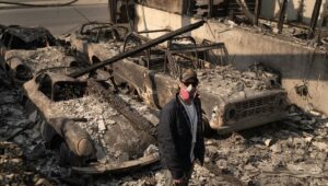 carros destruidos incendio california (1)