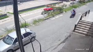 VÍDEO: Chevette decola e pousa sobre um Camaro conversível 