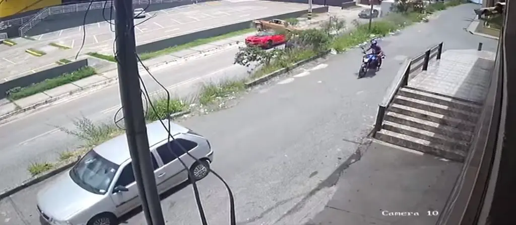 VÍDEO: Chevette decola e pousa sobre um Camaro conversível 