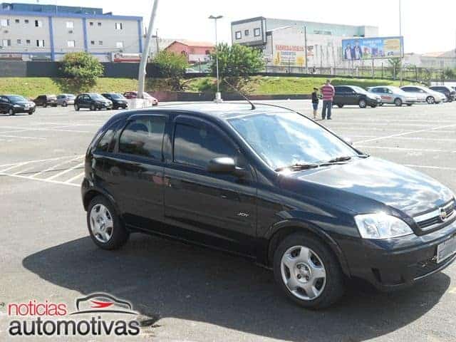 Corsa Hatch 2012 baixo, aro 17 e som no porta-malas - New