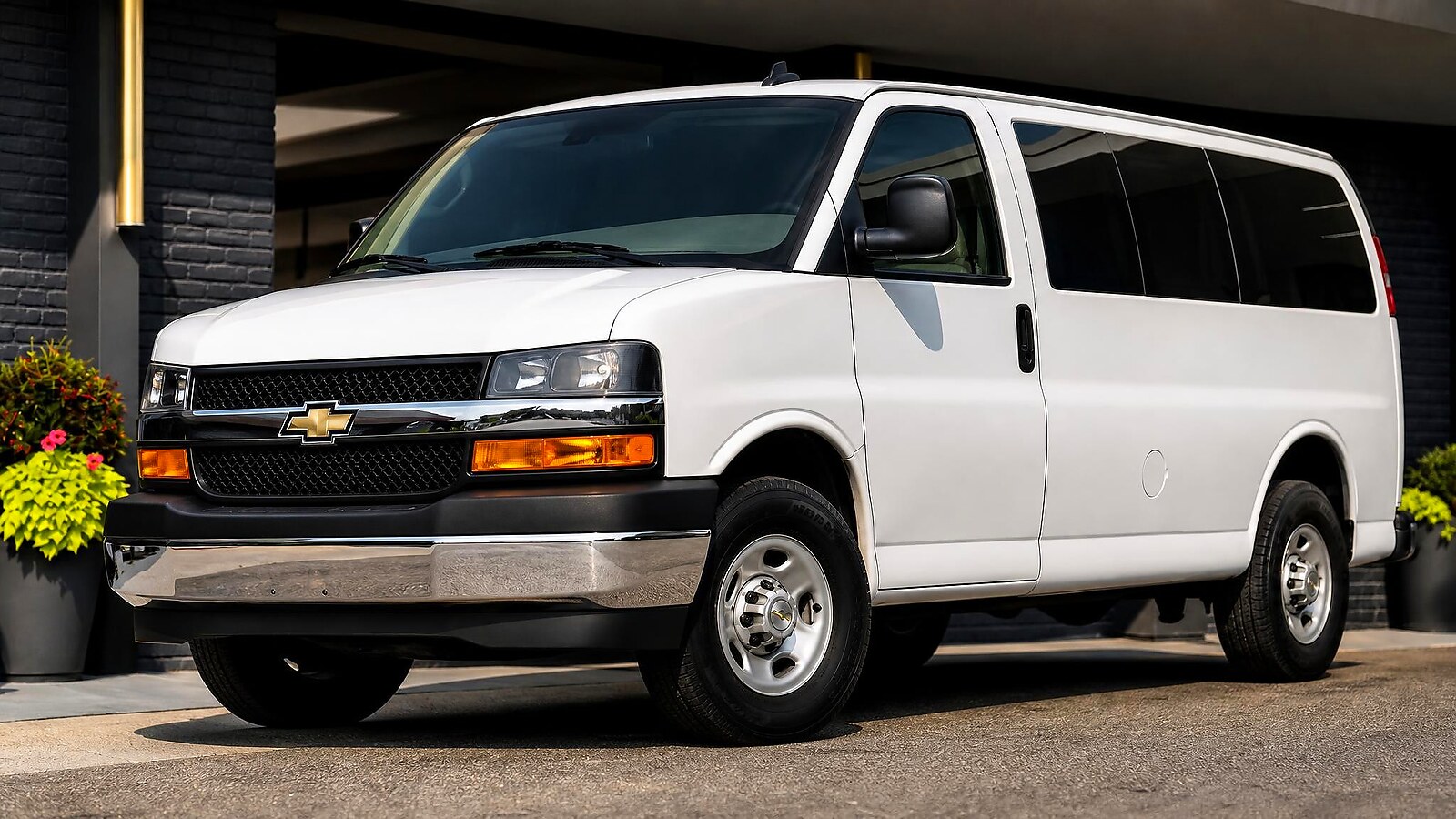 Chevrolet atualiza a veterana Express, nascida em 1996, e Bluetooth para ouvir música só chega à van na linha 2027