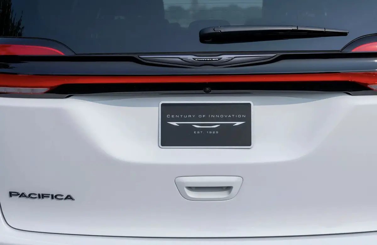 chrysler pacifica 100 anos 2