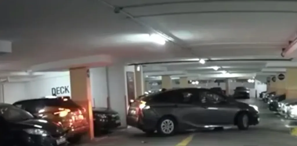 Cingapura: motorista tenta pegar vaga de outro e bate (vídeo) 