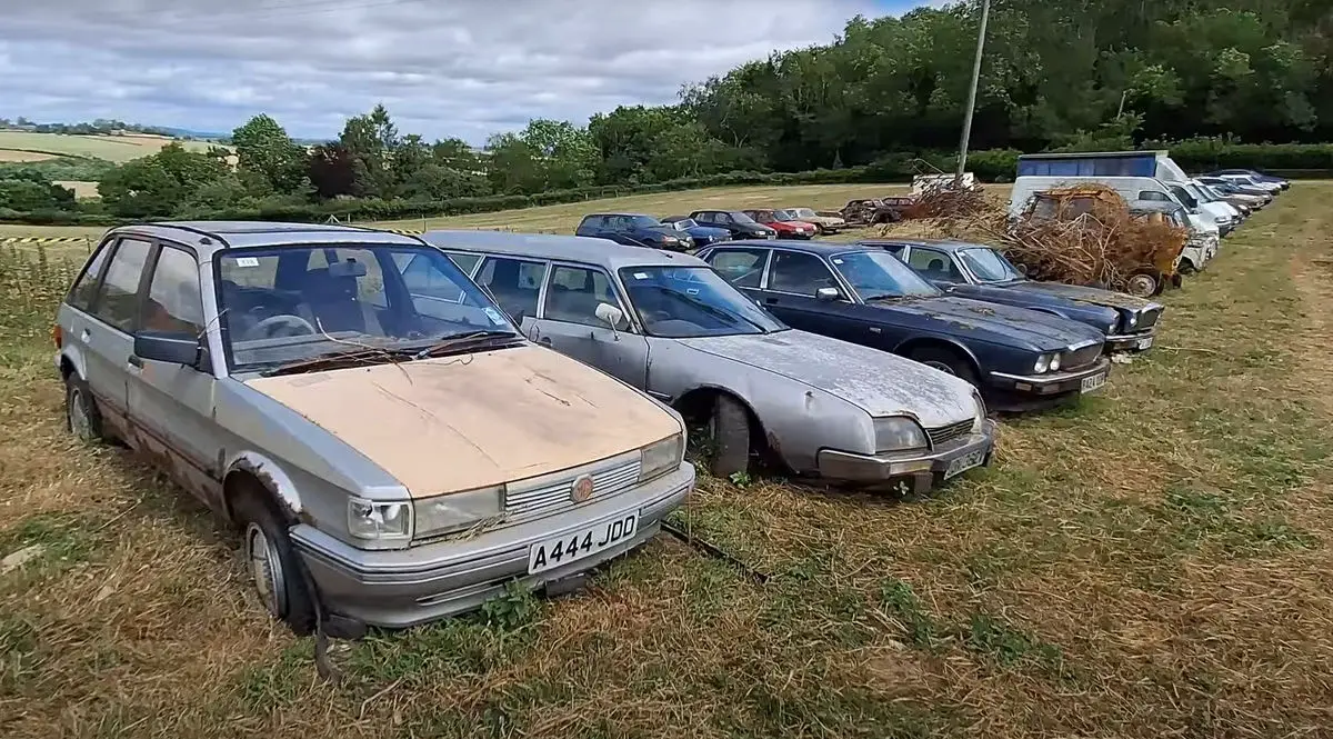 Do sonho ao abandono: Mais de 200 carros esquecidos formam coleção bizarra à venda na Inglaterra