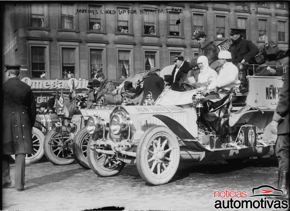 Carros na largada da corrida de Nova York até Paris, de 1908