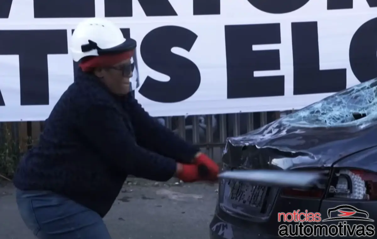 destruicao de tesla protesto (2)