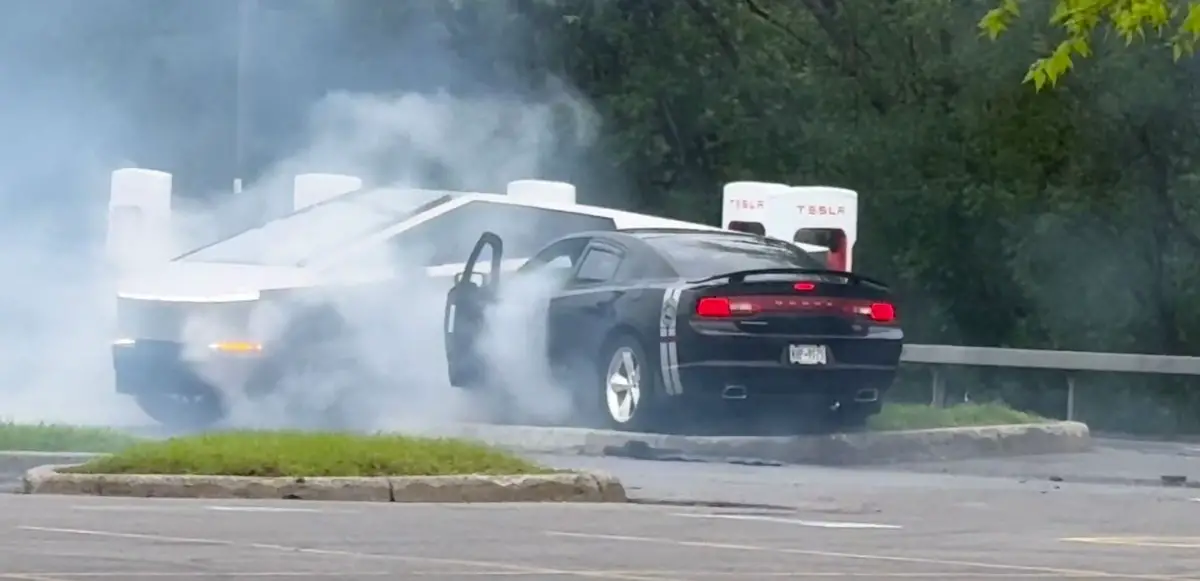 Motorista de Dodge Charger decide usar espaço de recarga de EVs para fazer zerinhos e acaba acertando uma Cybertruck