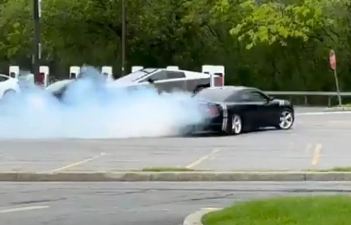 dodge charger colisao cybertruck (2)