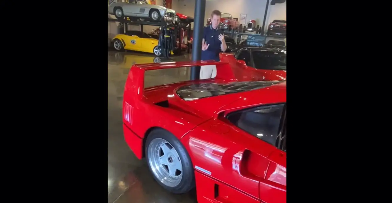 Ferrari F40: motorista bate ao manobrar dentro de museu