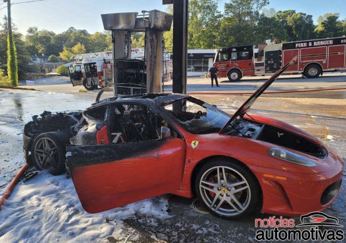 Ferrari F430 é destruída pelo fogo durante abastecimento nos Estados Unidos, e também danifica o posto de combustíveis