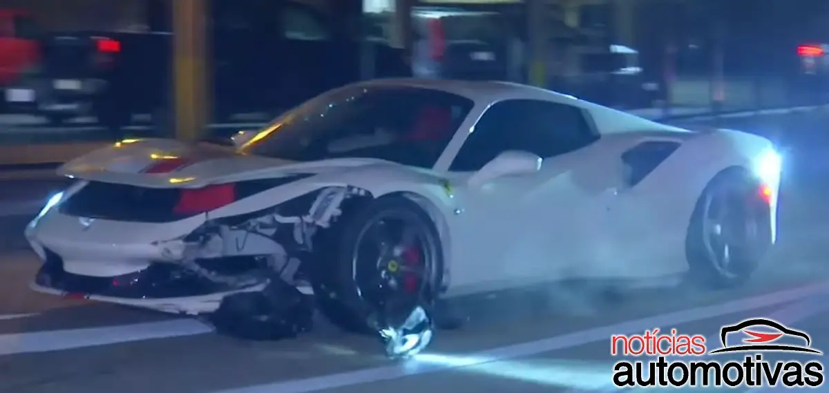 Ferrari F8 Spider totalmente destruída é flagrada rodando tranquilamente pelas ruas de Los Angeles, depois de acidente