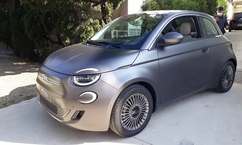 Fiat 500 elétrico é visto novamente antes do lançamento 
