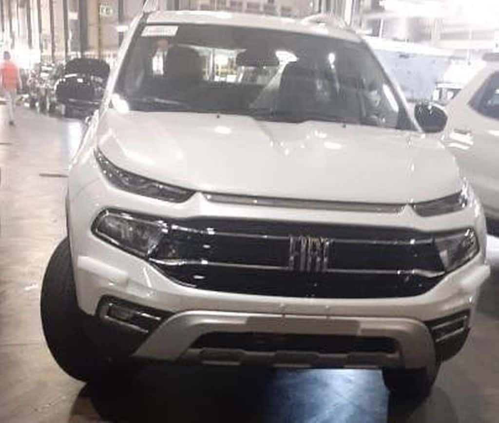 Fiat Toro 2022 é flagrada com visual atualizado 