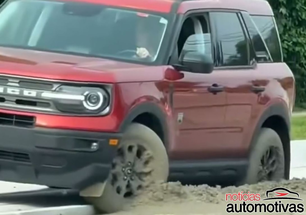 Dona de um Ford Bronco Sport ignora obras, mergulha rodas em concreto fresco em Michigan e vira “escultura urbana”