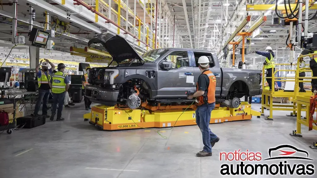 Ford suspende produção da F-150 Lightning por um mês e meio porque está perdendo dinheiro com carros elétricos