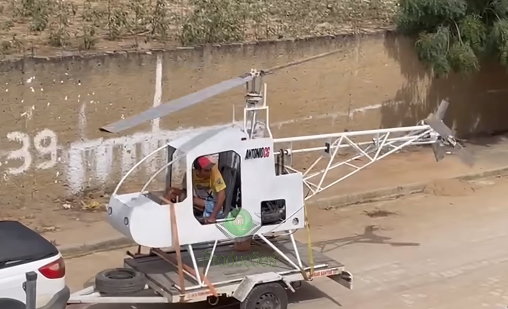 Homem cria helicóptero com motor de Fusca, na Bahia