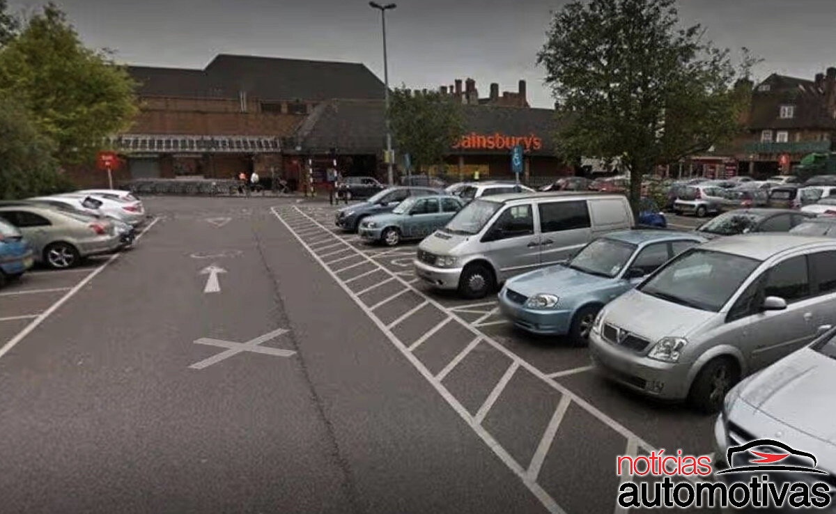 homem estaciona todas 108 vagas supermercado (3)