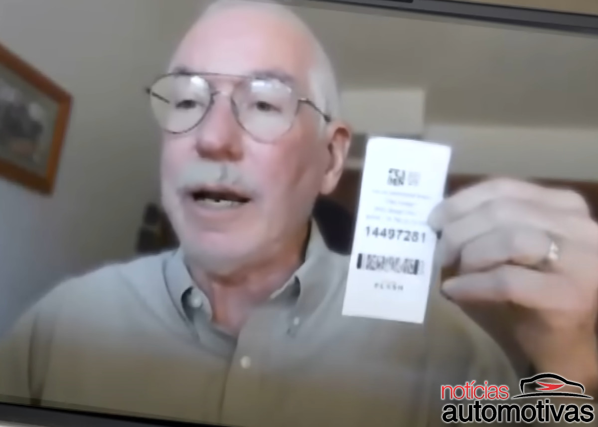homem pagamento estacionamento homem pagamento estacionamento