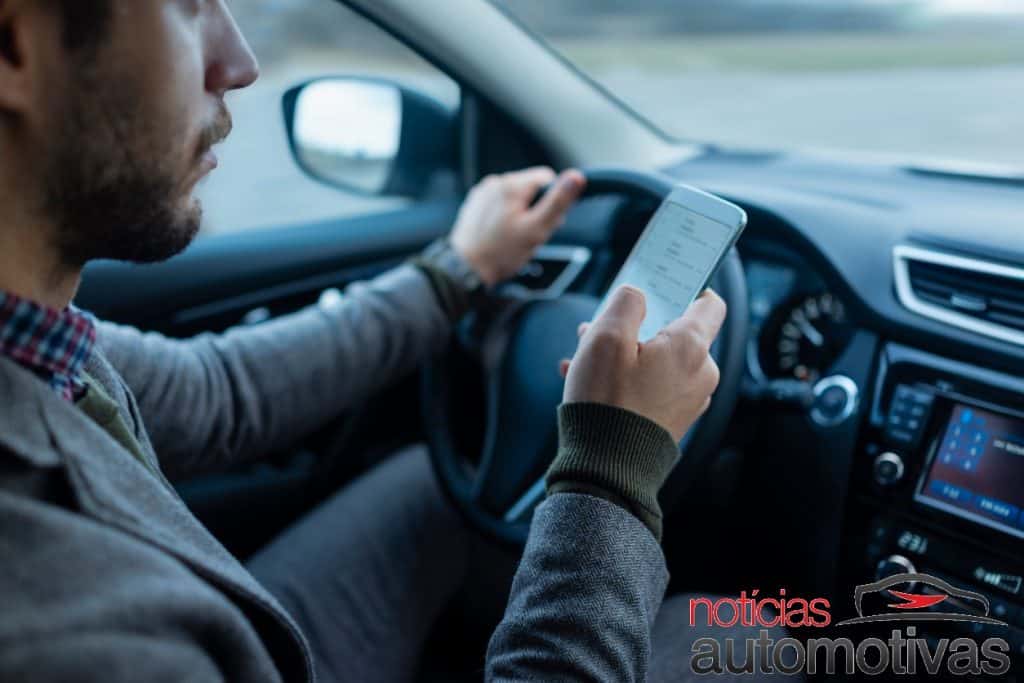 Multa por dirigir usando o celular: veja o valor