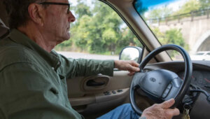 EUA: IIHS diz que motorista idoso corre risco em carro antigo 