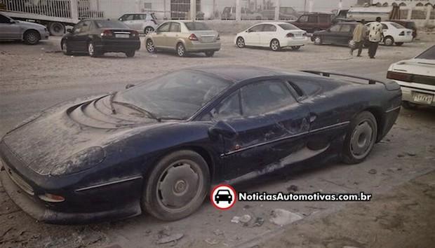 jaguar xj220 e abandonado nas ruas do qatar 1 Jaguar XJ220 é abandonado nas ruas do Qatar!