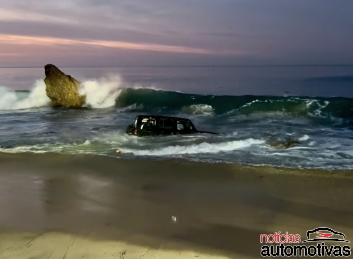 jeep wrangler dentro do mar 1