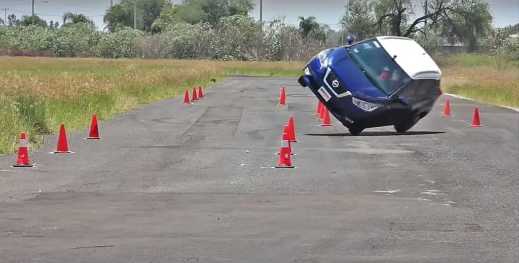 Nissan Kicks sem ESP quase capota em teste no México (vídeo)  