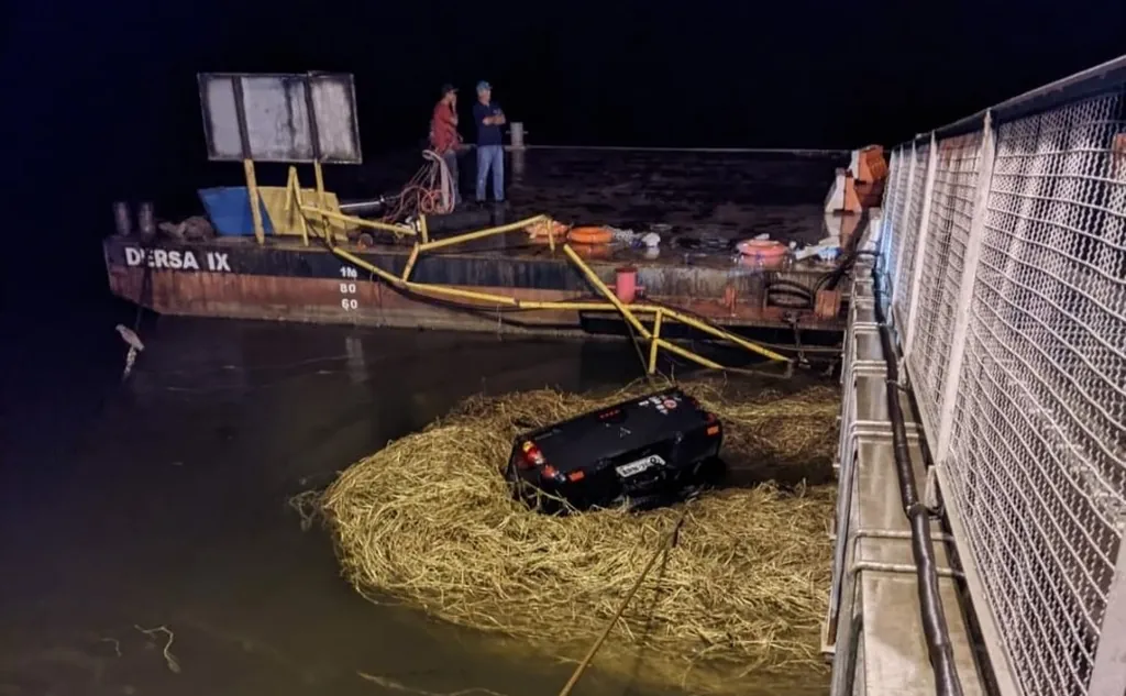 l200-balsa-1 VÍDEO: L200 cai na água ao sair de balsa no litoral paulista