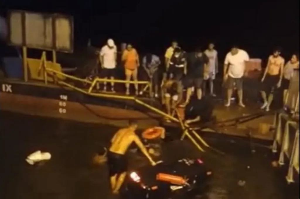 l200-balsa-2 VÍDEO: L200 cai na água ao sair de balsa no litoral paulista