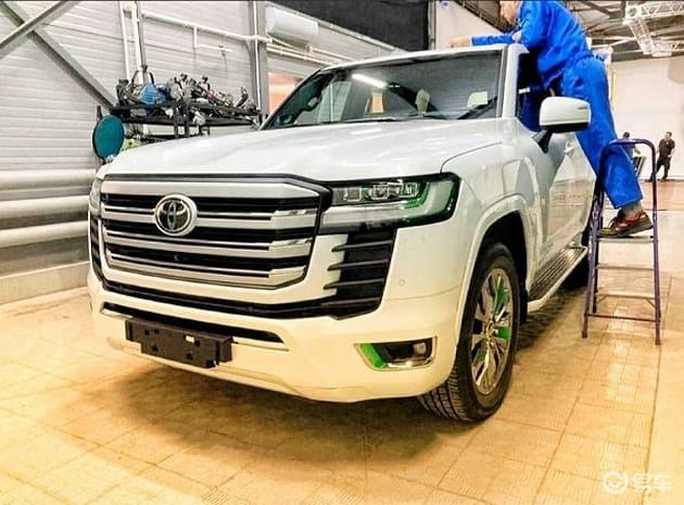 Novo Toyota Land Cruiser é flagrado no Japão 