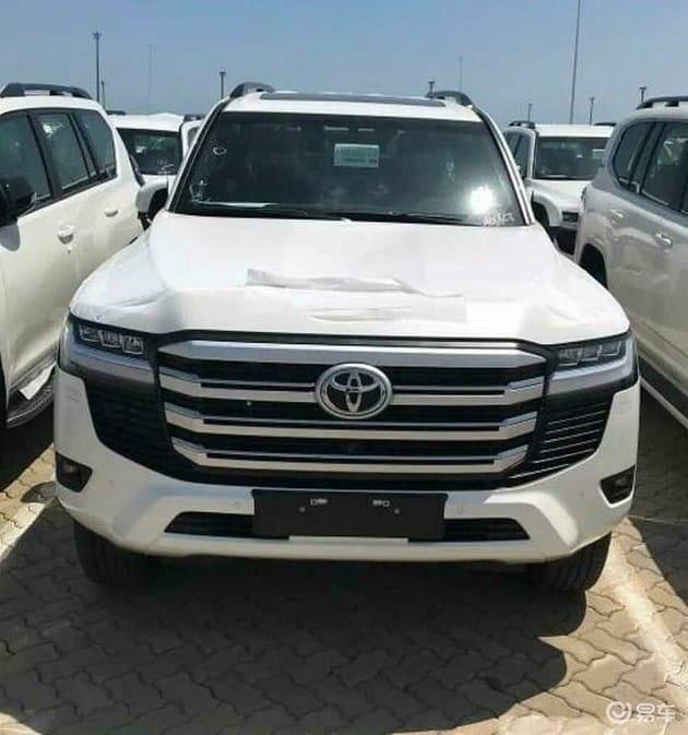 Novo Toyota Land Cruiser é flagrado no Japão 
