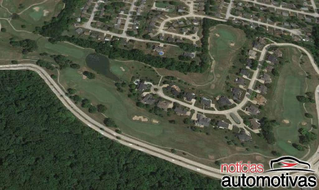 Insólito: Carro voa literalmente e aterriza sobre uma casa 