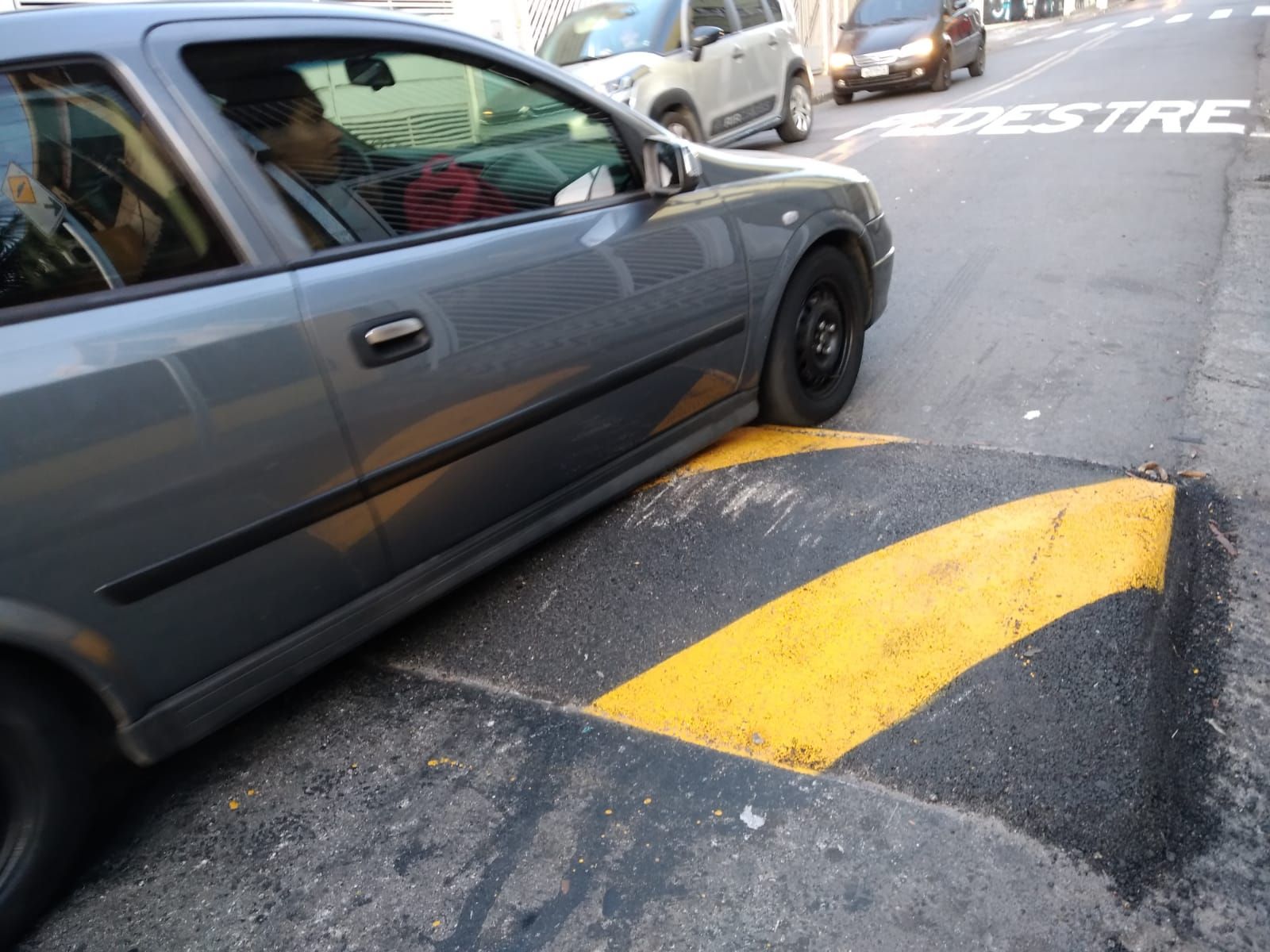 Carro rebaixado com logotipo da PRF é flagrado durante evento em