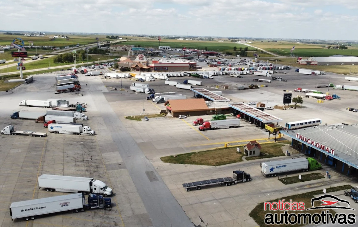Posto gigante com 900 vagas para caminhões tem até cinema e dentista; serve mais de 350 mil refeições por ano