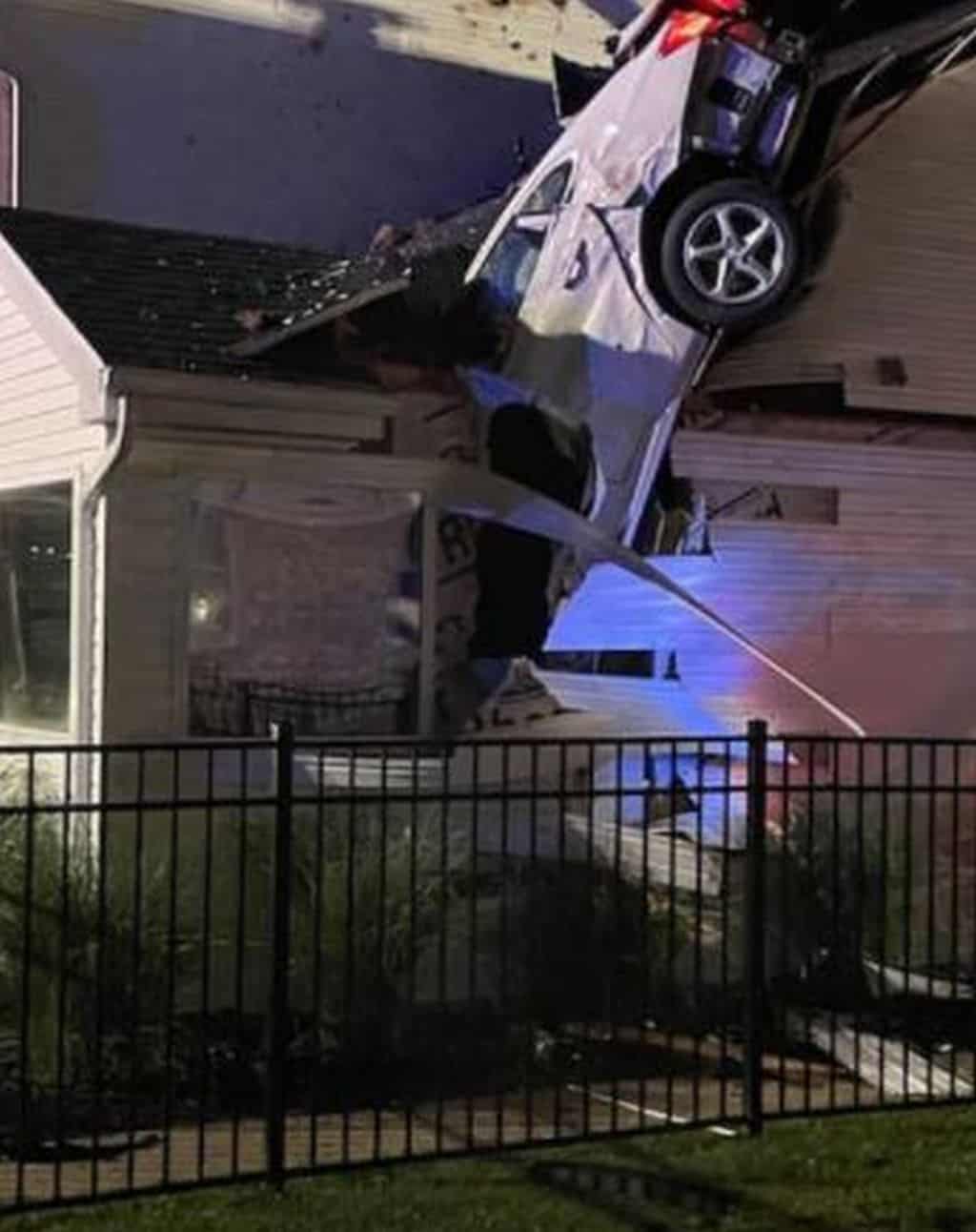 Insólito: Carro voa literalmente e aterriza sobre uma casa 