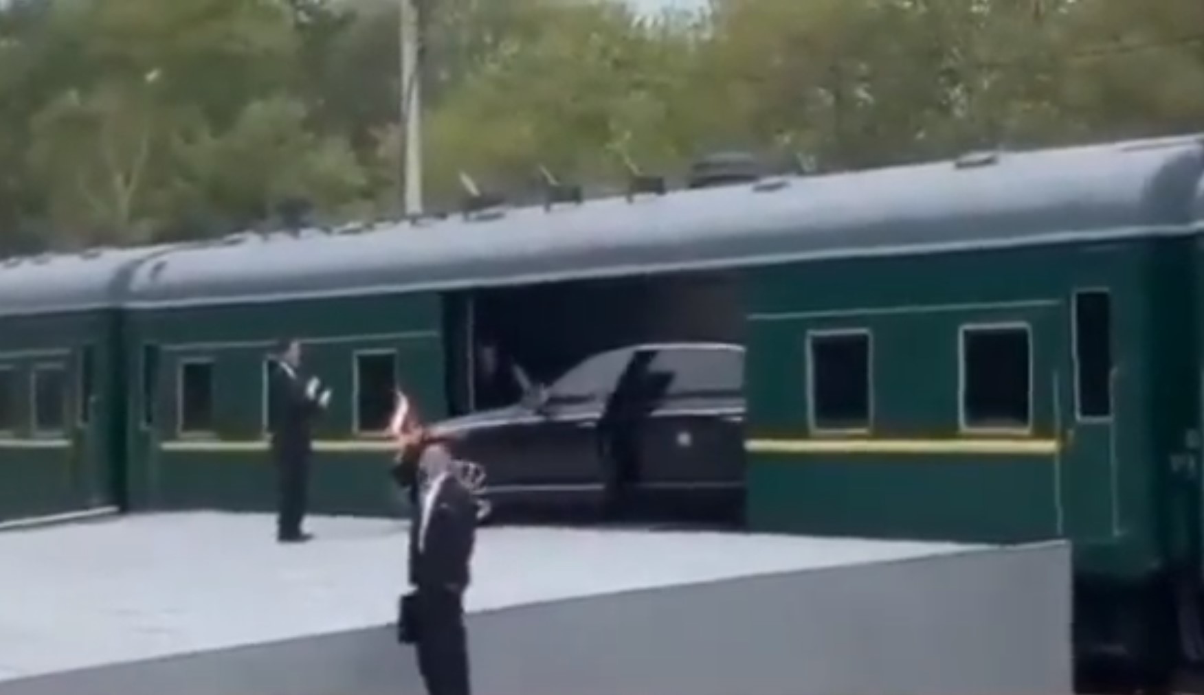 Limousine Maybach de Kim Jong Un dá trabalho para entrar no trem