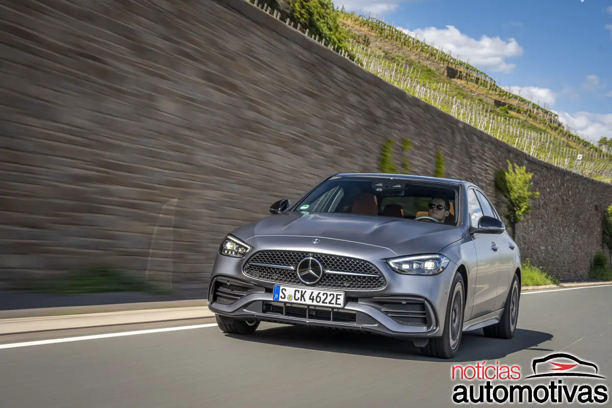 Mercedes-Benz Classe C ganha mudanças na motorização e amplia digitalização com 30 novas funções; sedã de luxo aumenta eletrificação e parte de R$ 384.900