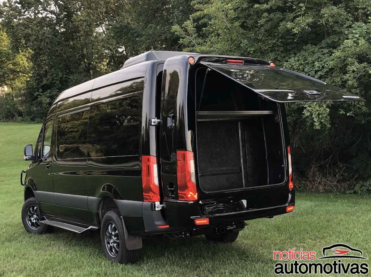 “Mochila” feita para dar mais espaço de bagagens à Mercedes Sprinter parece uma daquelas imagens distorcidas do Google Street View