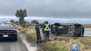 minivan com criança ao volante