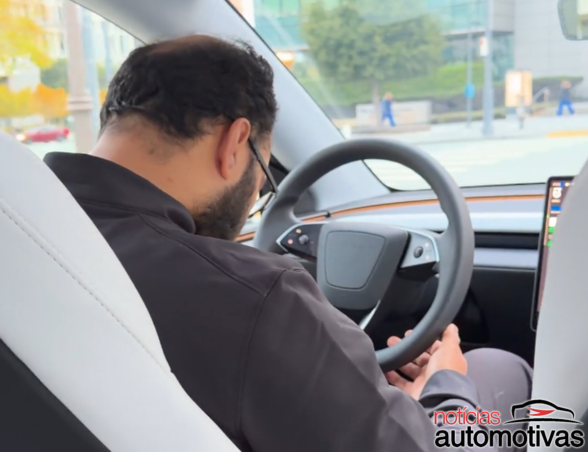 motorista tesla robotaxi dormindo (1)