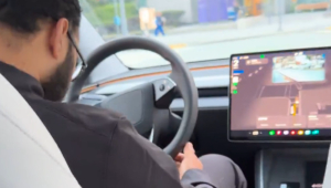 motorista tesla robotaxi dormindo (2)