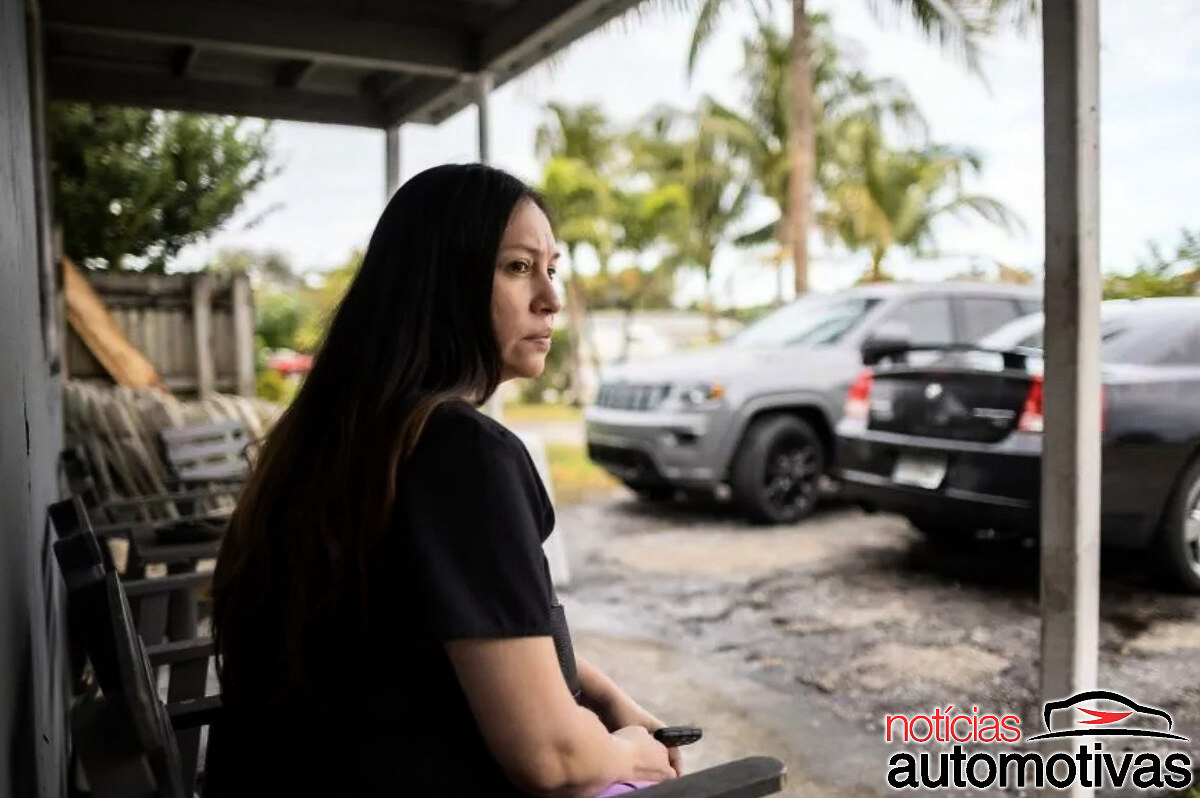 mulher multa carro grama (1) mulher multa carro grama (1)