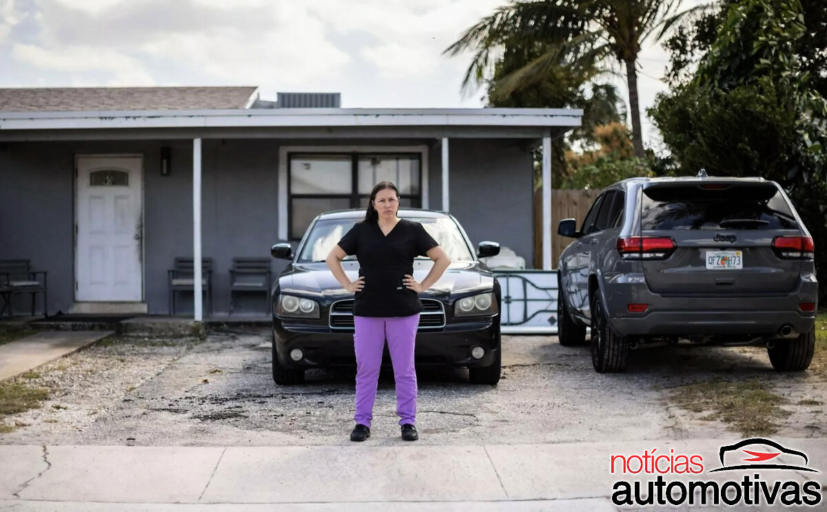 mulher multa carro grama (2) mulher multa carro grama (2)