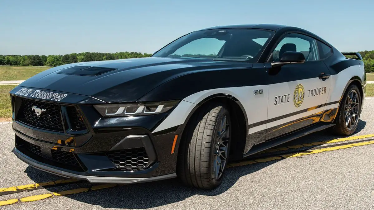 Ford Mustang GT é a nova viatura da polícia rodoviária da Carolina do Norte; pony car retorna ao serviço após modelo dos anos 80