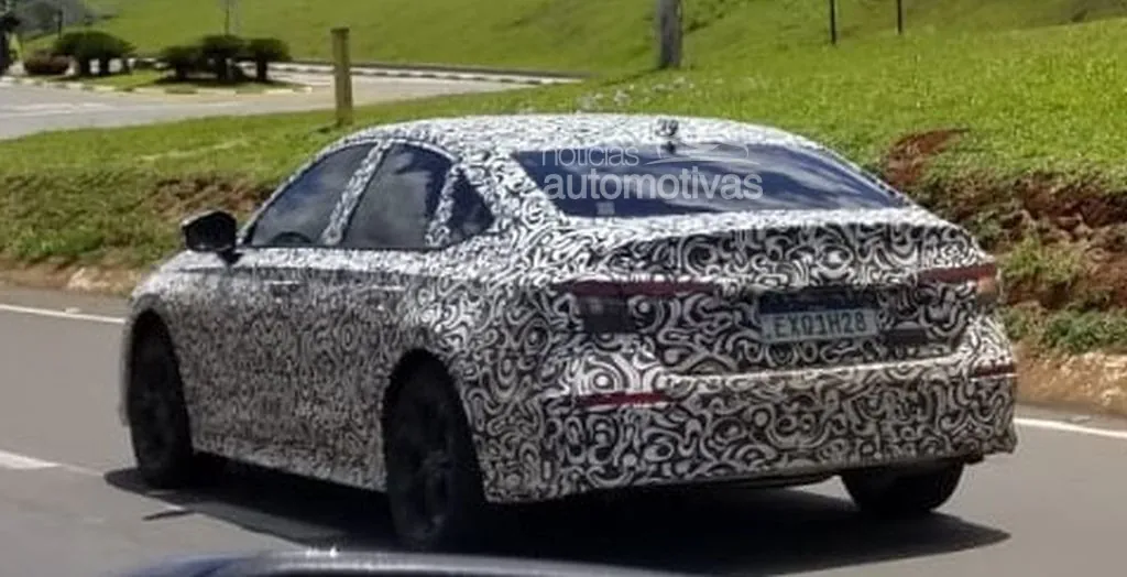 Novo Honda Civic 2022 é flagrado em testes no Brasil 