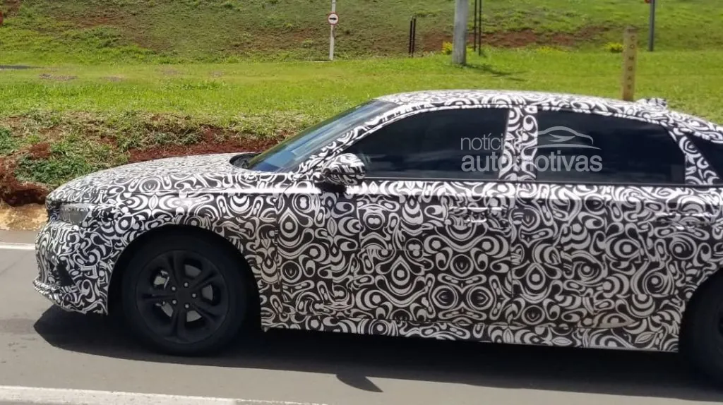 Novo Honda Civic 2022 é flagrado em testes no Brasil 