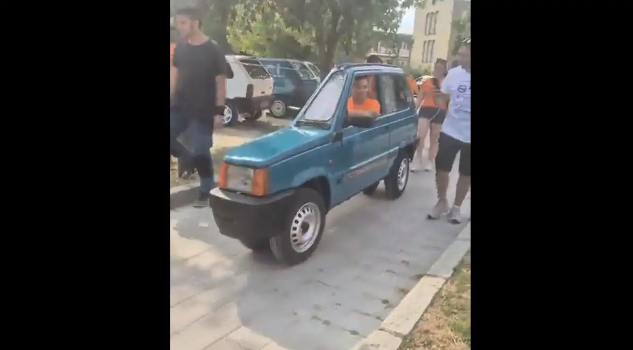Fiat Panda viraliza na Itália por ser talvez o carro mais fino do mundo; veículo de quatro rodas leva uma pessoa, mas bem apertada
