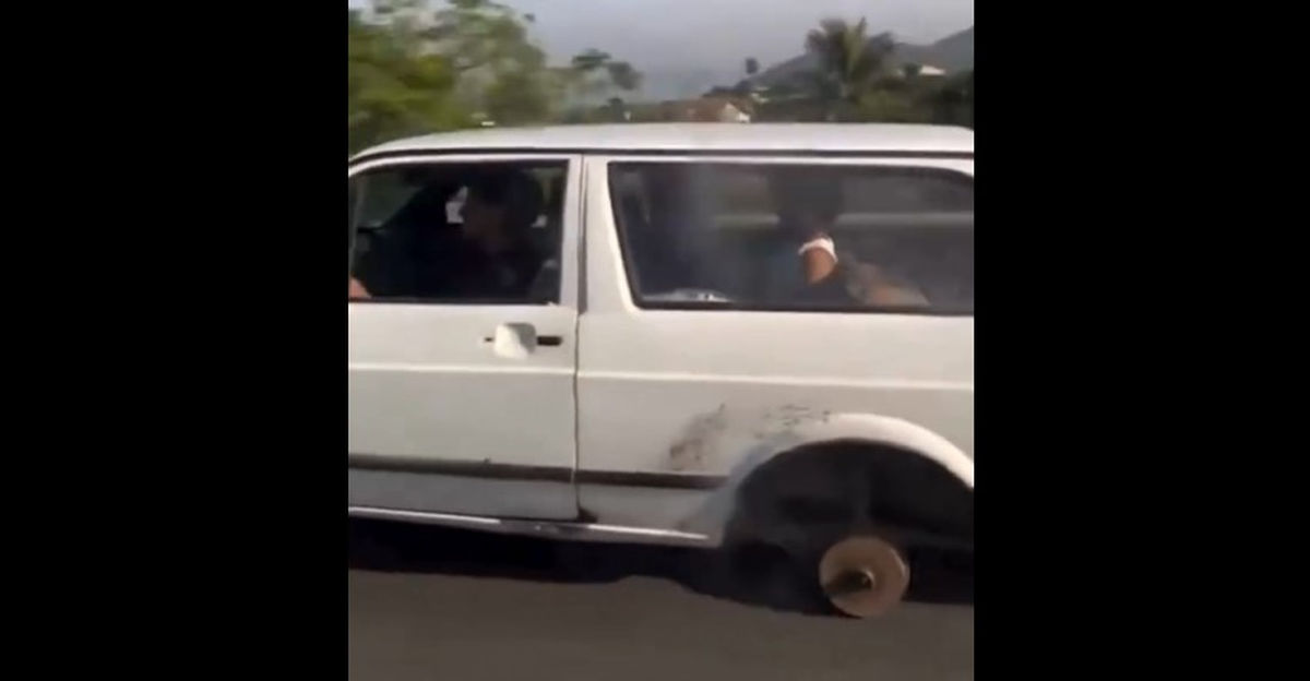 VW Parati é flagrada rodando sem roda no Rio de Janeiro