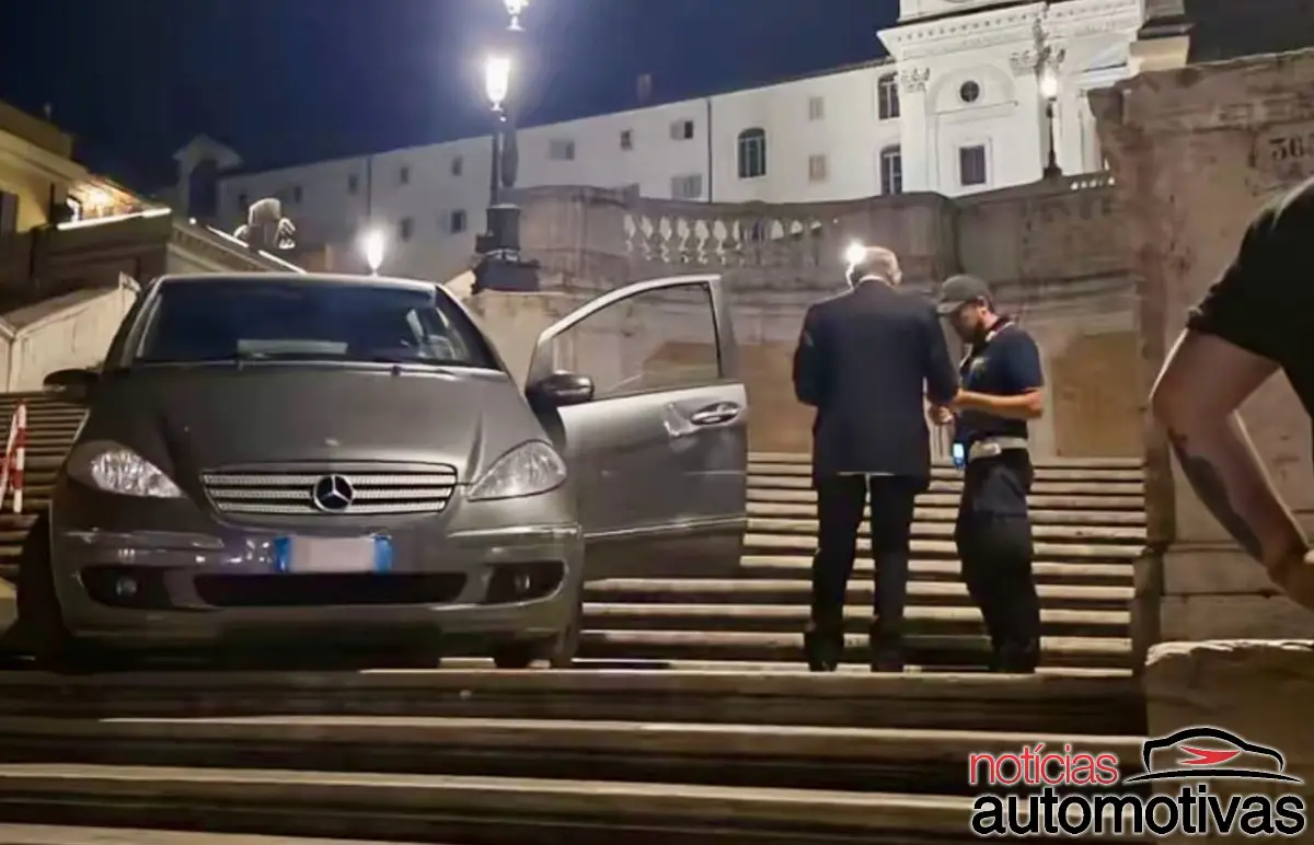 Idoso de 80 anos desce Escadaria Espanhola com Mercedes e transforma monumento de 300 anos em pista de rally, em Roma
