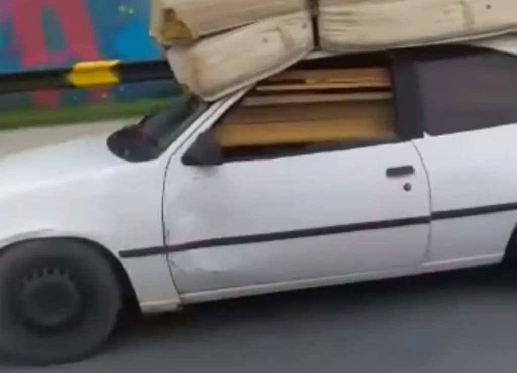 Chevrolet Kadett com excesso de carga faz motorista sumir em SC 